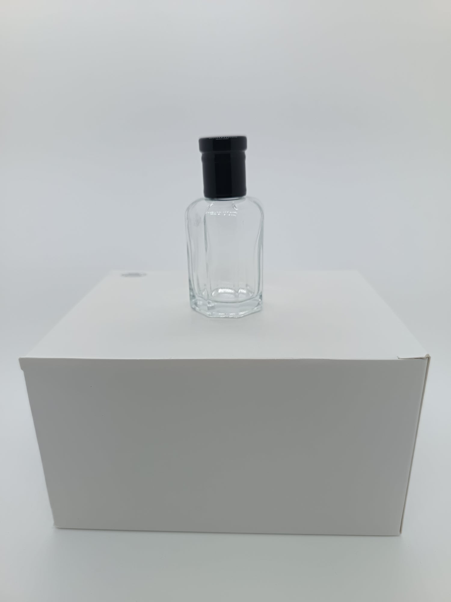 25ml Plain glass perfume or essential oil bottle with black lid and application roller - box of 12