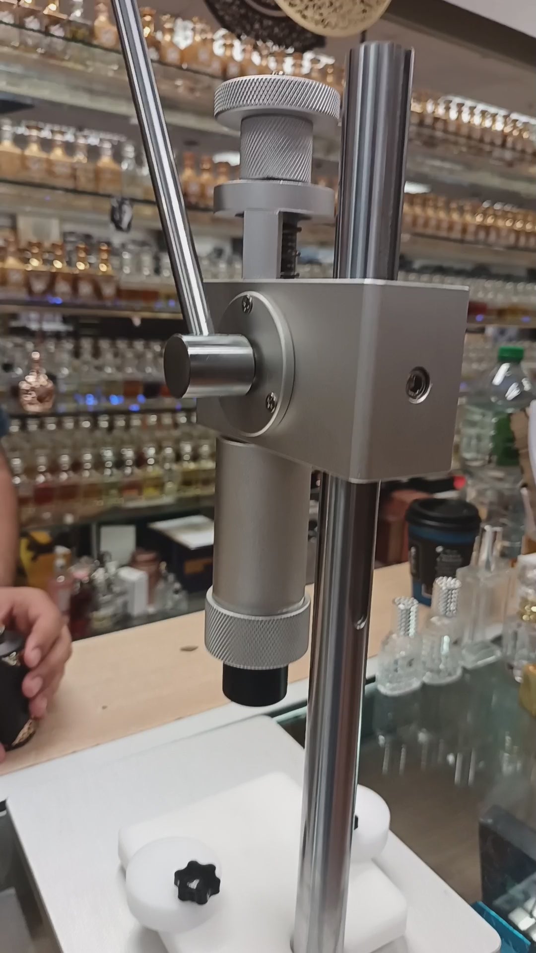 Manual crimping machine to crimp spray perfume bottle